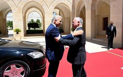 Le Premier ministre Yair Lapid, à gauche, rencontre le roi Abdallah II, à droite, à Amman, en Jordanie, le 27 juillet 2022. (Crédit : Haim Zach/GPO)