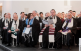 Le rabbin Walter Homolka, deuxième àdroite, et d’autres rabbins libéraux et réformistes de la synagogue de la communauté juive libérale de Hanovre, en Allemagne, le 1er déc. 2016. (Crédit : Julian Stratenschulte/picture alliance via Getty Images via la JTA)