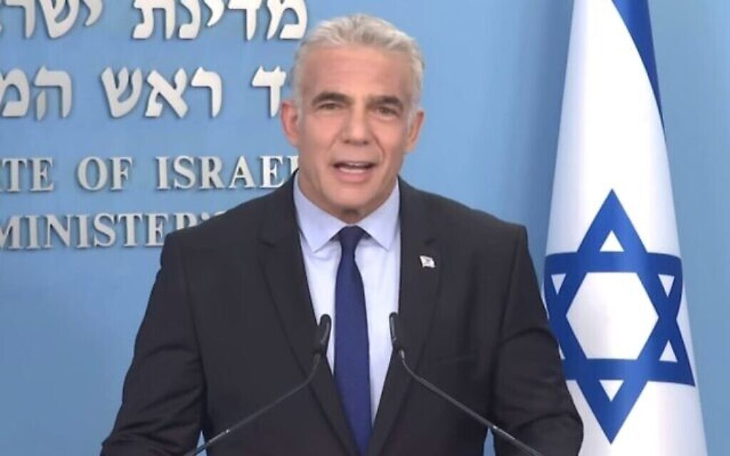 Le Premier ministre Yair Lapid donne une première allocution télévisée à la nation, le 2 juillet 2022. (Crédit : Capture d’écran de la Douzième chaine) Le Premier ministre Yair Lapid donne une première allocution télévisée à la nation, le 2 juillet 2022. (Crédit : Capture d’écran de la Douzième chaine)
