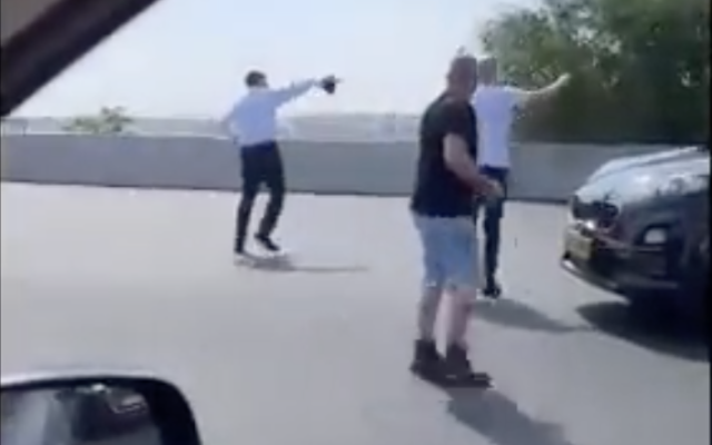 Matan Kahana, député de Yamina, traversant l'autoroute Ayalon Nord pour sauver un chaton, le 18 juillet 2022. (Crédit : Capture d'écran) Matan Kahana, député de Yamina, traversant l'autoroute Ayalon Nord pour sauver un chaton, le 18 juillet 2022. (Crédit : Capture d'écran)