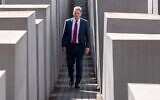 Keir Starmer, chef du parti Travailliste britannique, visite le mémorial de la Shoah de Berlin, le 15 juillet 2022. (Autorisation du bureau de Starmer  via JTA)