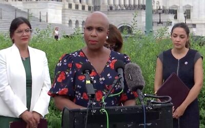 Ayana Pressley s'exprimant lors d'une conférence de presse au Capitole, demandant aux États-Unis d'ouvrir une enquête indépendante sur le meurtre de la journaliste américano-palestinienne Shireen Abu Akleh, le 28 juillet 2022. (Crédit : Capture d'écran/Facebook)