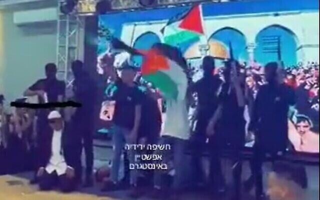 Capture d’écran d’une vidéo diffusée sur les réseaux sociaux montrant des élèves de l’école secondaire pour garçons Anata de Jérusalem-Est, qui jouent dans une pièce avec des élèves déguisés en hommes armés qui "tirent" sur des élèves vêtus comme des juifs religieux, le 20 juillet 2022. (Crédit : Twitter) Capture d’écran d’une vidéo diffusée sur les réseaux sociaux montrant des élèves de l’école secondaire pour garçons Anata de Jérusalem-Est, qui jouent dans une pièce avec des élèves déguisés en hommes armés qui "tirent" sur des élèves vêtus comme des juifs religieux, le 20 juillet 2022. (Crédit : Twitter)