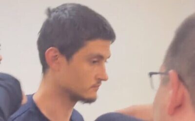 Alexander Mozgovoy, accusé de la tentative d'enlèvement d'une adolescente à Pardes Hanna, lors d'une audience de détention provisoire dans une vidéo téléchargée le 19 juillet 2022. (Crédit : Twitter)