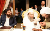 Le rabbin Yoshiyahu Pinto, au centre, bénit le membre de Lev Tahor, Uriel Goldman, à droite, au Maroc, dans une vidéo non datée mise à la disposition du Times of Israel. (Crédit : Capture d’écran "Survivants de Lev Tahor")