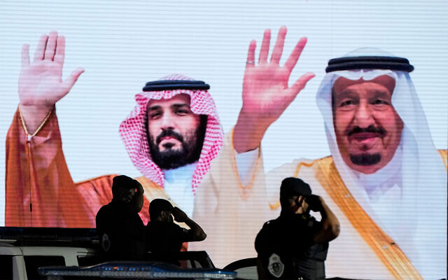 Les troupes spéciales saoudiennes faisant le salut devant un écran montrant les images du roi saoudien Salman, à droite, et du prince héritier Mohammed ben Salmane après une parade militaire en préparation du pèlerinage annuel du Hajj à la Mecque, en Arabie saoudite, le 3 juillet 2022. (Crédit : Amr Nabil/AP Photo/Dossier) Les troupes spéciales saoudiennes faisant le salut devant un écran montrant les images du roi saoudien Salman, à droite, et du prince héritier Mohammed ben Salmane après une parade militaire en préparation du pèlerinage annuel du Hajj à la Mecque, en Arabie saoudite, le 3 juillet 2022. (Crédit : Amr Nabil/AP Photo/Dossier)