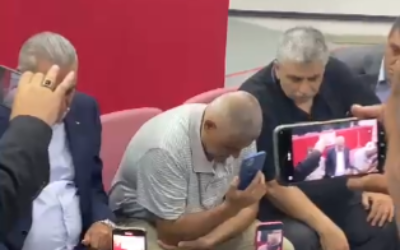 Les pères de deux tireurs palestiniens tués lors d'un affrontement avec les troupes israéliennes en Cisjordanie parlant au téléphone avec le dirigeant de l'Autorité palestinienne, Mahmoud Abbas, le 24 juillet 2022. (Crédit : Capture d'écran/Twitter)