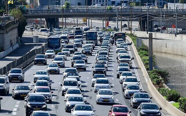 Embouteillage le long de la Route 20, sur la section de Tel Aviv, le 2 décembre 2021. (Crédit : Tomer Neuberg/Flash90)