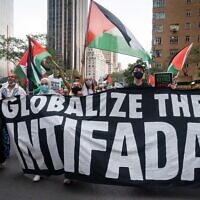 Illustration : Des manifestants anti-Israël appelant à l'Intifada lors d'une manifestation, à New York, le 17 septembre 2021. (Crédit : Luke Tress/Flash90)