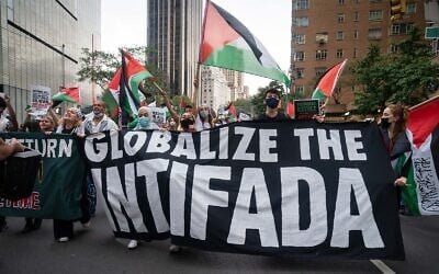 Illustration : Des manifestants anti-Israël appelant à l'Intifada lors d'une manifestation, à New York, le 17 septembre 2021. (Crédit : Luke Tress/Flash90)