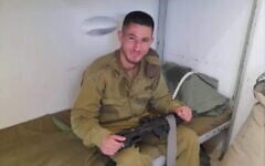 Shehadeh Abu Alqian, 25 ans, est accusé d'espionnage pour un groupe terroriste basé à Gaza, portant un uniforme militaire israélien, en mai 2022. (Crédit: Autorisation)