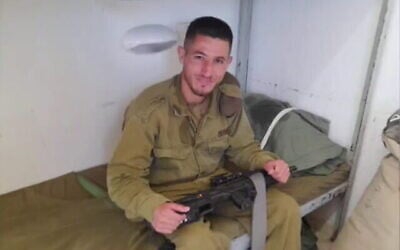 Shehadeh Abu Alqian, 25 ans, est accusé d'espionnage pour un groupe terroriste basé à Gaza, portant un uniforme militaire israélien, en mai 2022. (Crédit: Autorisation)