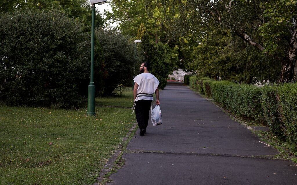 Un homme marche dans un camp pour les réfugiés juifs ukrainiens à  Balatonőszöd, en Hongrie, au mois de juin 2022. (Autorisation : EMIH)