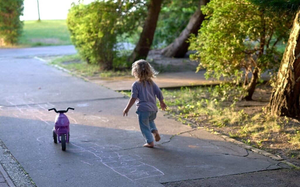Un enfant joue à côté du lac dans un camp pour les réfugiés juifs ukrainiens à  Balatonőszöd, en Hongrie, au mois de juin 2022. (Autorisation : EMIH)
