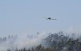 In canadair au dessus d'un incendie près des villes de Manara et de Yiftah, dans le nord d'Israël, le 2 juillet 2022. (Crédit : Armée israélienne via Israel Fire and Rescue Services)