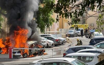 Un véhicule brûle après un attentat à la voiture piégée à Zichron Yaakov le 6 juillet 2022. (Crédit : Courtoisie)