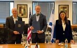De gauche à droite : Le ministre de la Sécurité intérieure, Omer Barlev, le chef de mission adjoint de l'ambassade des États-Unis, Jonathan Shrier et la ministre de l'Intérieur, Ayelet Shaked lors de la signature de l'accord Preventing and Combating Serious Crime (PCSC), le 7 juillet 2022. (Crédit: Ambassade des États-Unis en Israël)