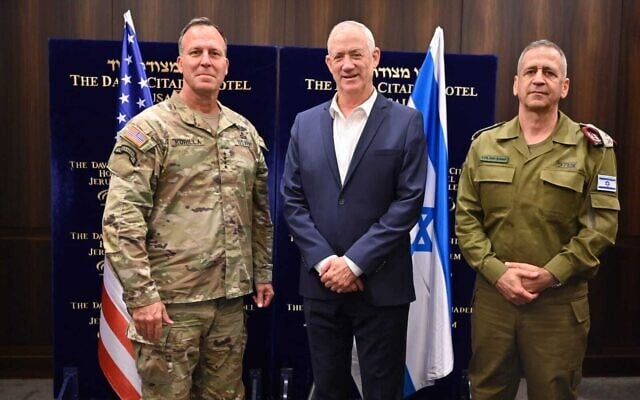 Le commandant du CENTCOM Michael Erik Kurilla, à gauche, rencontre le ministre de la Défense Benny Gantz, au centre, et le chef militaire Aviv Kohavi, à droite, le 17 juillet 2022. (Crédit : Ariel Hermoni/Ministère de la Défense) Le commandant du CENTCOM Michael Erik Kurilla, à gauche, rencontre le ministre de la Défense Benny Gantz, au centre, et le chef militaire Aviv Kohavi, à droite, le 17 juillet 2022. (Crédit : Ariel Hermoni/Ministère de la Défense)