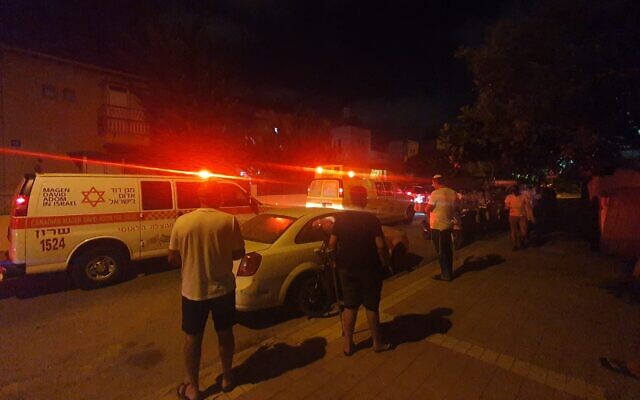 Les secouristes sur les lieux d'une altercation mortelle à Netanya, le 18 juillet 2022. (Crédit : Magen David Adom) Les secouristes sur les lieux d'une altercation mortelle à Netanya, le 18 juillet 2022. (Crédit : Magen David Adom)