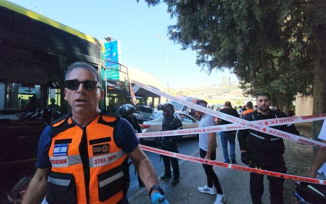 Le lieu d'une attaque à l'arme blanche présumée près de Ramot Junction à Jérusalem, le 19 juillet 2022. (Crédit : United Hatzalah) Le lieu d'une attaque à l'arme blanche présumée près de Ramot Junction à Jérusalem, le 19 juillet 2022. (Crédit : United Hatzalah)