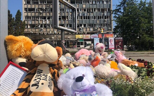 Un mémorial improvisé composé d'ours en peluche et de fleurs  à proximité d'un centre commercial de Vinnytsia où un tir a fait 25 morts, le 20 juillet 2022 (Crédit : Lazar Berman/The Times of Israel)