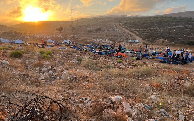 Le nouvel avant-poste illégal de "Givat Netanel", au nord de Kiryat Arba, dressé par des activistes dans le cadre d'une campagne massive de l'organisation pro-implantation Nachala, le 21 juillet 2021. (Autorisation : Mouvement Nachala) Le nouvel avant-poste illégal de "Givat Netanel", au nord de Kiryat Arba, dressé par des activistes dans le cadre d'une campagne massive de l'organisation pro-implantation Nachala, le 21 juillet 2021. (Autorisation : Mouvement Nachala)