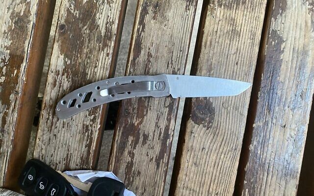 Le couteau trouvé sur un suspect qui se trouvait dans la Vieille Ville de Jérusalem, le 22 juillet 2022. (Crédit : Police israélienne) Le couteau trouvé sur un suspect qui se trouvait dans la Vieille Ville de Jérusalem, le 22 juillet 2022. (Crédit : Police israélienne)