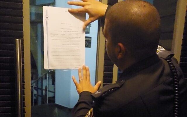 Un officier de police ordonnant la fermeture d'un restaurant dans le sud d'Israël après la découverte d'une grosse bombe dans l'établissement, le 23 juillet 2022. (Crédit : Police israélienne) Un officier de police ordonnant la fermeture d'un restaurant dans le sud d'Israël après la découverte d'une grosse bombe dans l'établissement, le 23 juillet 2022. (Crédit : Police israélienne)