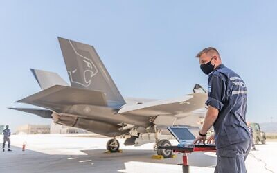 Un technicien israélien devant un avion F-35 avant un exercice militaire en Italie, au mois de juin 2021. (Crédit : Armée israélienne)