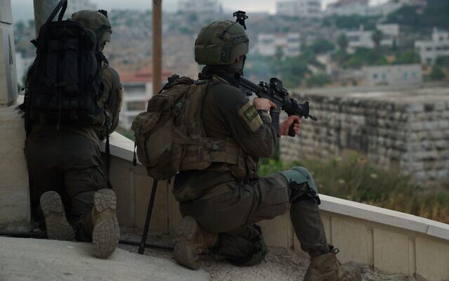 Illustration : Des soldats israéliens sont vus en opération en Cisjordanie, le 6 juillet 2022. (Crédit: Tsahal)