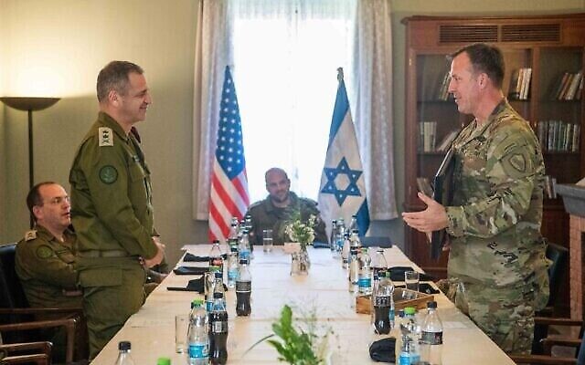 Michael Kurilla, chef du Commandement central des États-Unis (à droite) s'entretient avec le chef de Tsahal, Aviv Kohavi, en mai 2022. (Crédit: Armé israélienne) Michael Kurilla, chef du Commandement central des États-Unis (à droite) s'entretient avec le chef de Tsahal, Aviv Kohavi, en mai 2022. (Crédit: Armé israélienne)