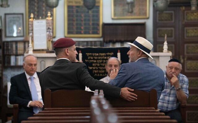 Le chef d'état-major de Tsahal, Aviv Kohavi, rencontre des membres de la communauté juive marocaine à la grande synagogue de Slat al-Azama, le 20 juillet 2022. (Crédit : armée israélienne) Le chef d'état-major de Tsahal, Aviv Kohavi, rencontre des membres de la communauté juive marocaine à la grande synagogue de Slat al-Azama, le 20 juillet 2022. (Crédit : armée israélienne)