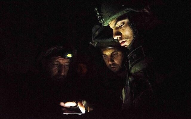 Les forces israéliennes lors d'une opération d'arrestation en Cisjordanie, le 21 juillet 2022. (Crédit : armée israélienne) Les forces israéliennes lors d'une opération d'arrestation en Cisjordanie, le 21 juillet 2022. (Crédit : armée israélienne)