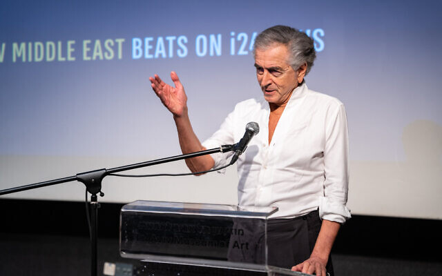 Bernard-Henri Lévy au Musée d'art de Tel Aviv, le 7 juillet 2022. (Crédit : Yuri Skvirski, i24NEWS)