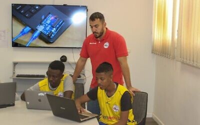 Des adolescents de Beer Sheva, participants au programme 48ers, travaillent sur des ordinateurs pendant l’une des activités d’éducation technologique, sur une photographie non datée. (Crédit : Matan Amira/The Equalizer)