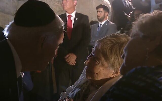 Le président américain Joe Biden s'entretient avec Rena Quint et Giselle (Gita) Cycowiczn deux survivantes de la Shoah, à Yad Vashem à Jérusalem, le 13 juillet 2022. (Capture d'écran) Le président américain Joe Biden s'entretient avec Rena Quint et Giselle (Gita) Cycowiczn deux survivantes de la Shoah, à Yad Vashem à Jérusalem, le 13 juillet 2022. (Capture d'écran)