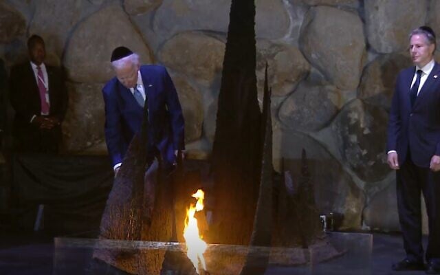 Le président américain Joe Biden rallume la Flamme éternelle à Yad Vashem à Jérusalem, le 13 juillet 2022. (Capture d'écran) Le président américain Joe Biden rallume la Flamme éternelle à Yad Vashem à Jérusalem, le 13 juillet 2022. (Capture d'écran)