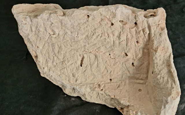 Une tablette en pierre de 3 500 ans découverte dans la Cité de David, à Jérusalem, en 2010. (Autorisation, Institut d'études bibliques et d'histoire ancienne)