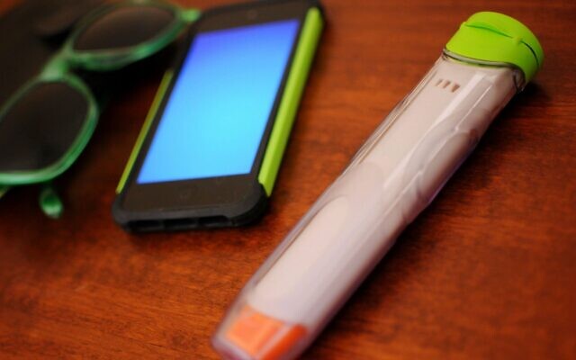Image illustrative d'un auto-injecteur d'épinéphrine pour les réactions allergiques. (Crédit : CarrieCaptured/iStock by Getty Images) Image illustrative d'un auto-injecteur d'épinéphrine pour les réactions allergiques. (Crédit : CarrieCaptured/iStock by Getty Images)