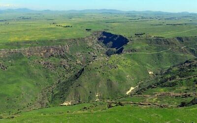 Photo d'illustration : Vue aérienne de Gamla sur le plateau du Golan. (Crédit : AVRAMGR, CC BY-SA 4.0, Wikimedia Commons)