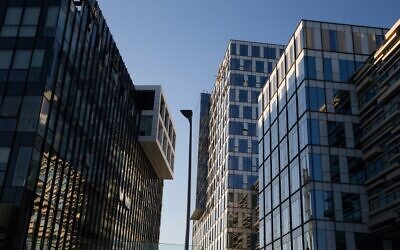 Des bâtiments de bureaux high-tech à Herzliya Pituach, en Israël, le 12 décembre 2015. (Crédit : Nati Shohat/Flash 90) Des bâtiments de bureaux high-tech à Herzliya Pituach, en Israël, le 12 décembre 2015. (Crédit : Nati Shohat/Flash 90)