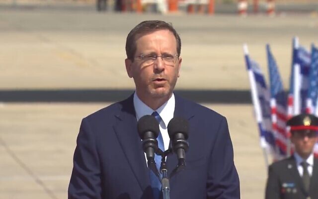 Le président Isaac Herzog s'exprime lors de la cérémonie d'accueil du président américain Joe Biden à l'aéroport, le 13 juillet 2022. (Capture d'écran) Le président Isaac Herzog s'exprime lors de la cérémonie d'accueil du président américain Joe Biden à l'aéroport, le 13 juillet 2022. (Capture d'écran)