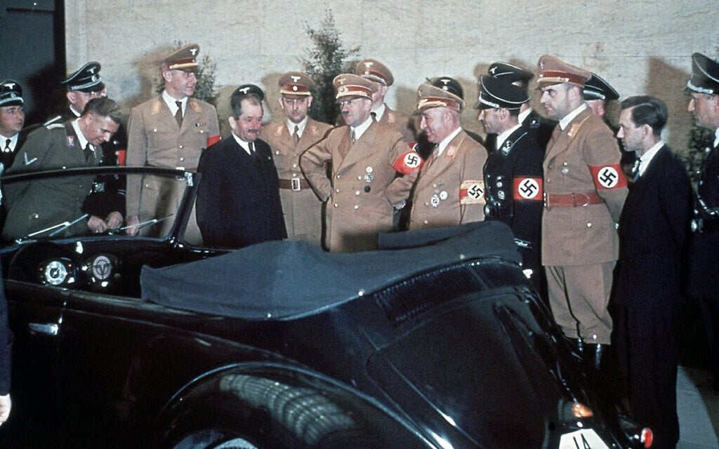 Hitler reçoit une Volkswagen pour son cinquantième anniversaire. (Crédit : Domaine public)