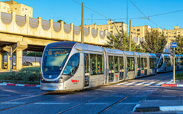 Le tramway de Jérusalem à la station French Hill, juillet 2019. (Crédit: Eli Ratner via iStock by Getty Images) Le tramway de Jérusalem à la station French Hill, juillet 2019. (Crédit: Eli Ratner via iStock by Getty Images)