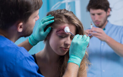 Image d'illustration : Un chirurgien panse une blessure (Crédit : Katarzyna Bialasiewicz/iStock by Getty Images)