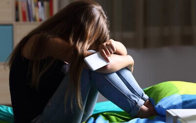 Photo d'illustration : Une adolescente souffrant de dépression. (Crédit : AntonioGuillem via iStock by Getty Images)