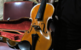 Illustration : Un violon français de la collection « Les violons de l’espoir », des instruments passés par les camps de la mort ou par les ghettos et restaurés. (Crédit : capture d'écran Arte)