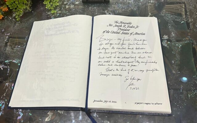 Le texte écrit par le président américain Joe Biden dans le livre d'or de la résidence du président israélien lors d'une rencontre avec le président Isaac Herzog à Jérusalem le 14 juillet 2022. (Crédit : Bureau du porte-parole du président)