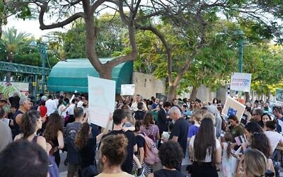 Des Israéliens manifestent devant le zoo de Hai à Kiryat Motzkin, le 28 juillet 2022. (Crédit : Campagne pour sauver les animaux au parc animalier de Hai, Kiryat Motzkin)