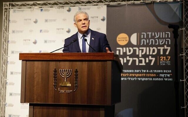 Le Premier ministre Yair Lapid s'exprimant lors d'une conférence organisée par Idea (Institute for Democracy and Electoral Assistance), le 21 juillet 2022. (Crédit : Sahar Levy) Le Premier ministre Yair Lapid s'exprimant lors d'une conférence organisée par Idea (Institute for Democracy and Electoral Assistance), le 21 juillet 2022. (Crédit : Sahar Levy)